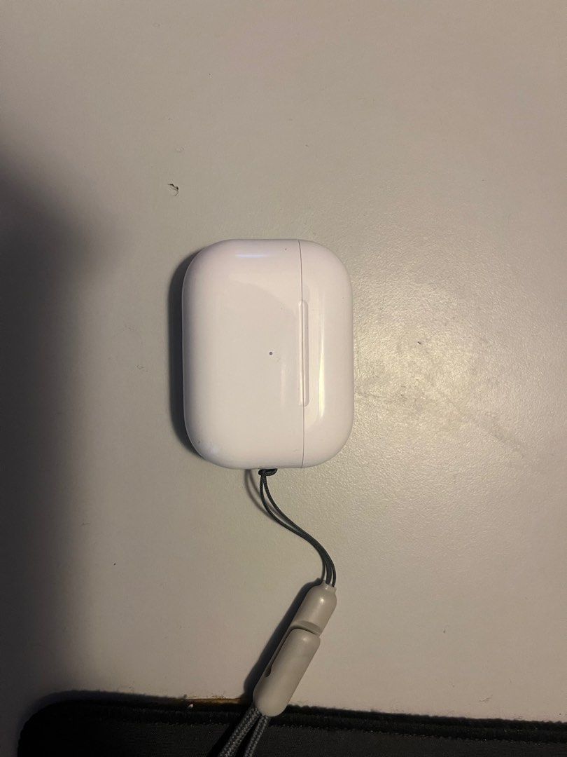 Broken shop left airpod