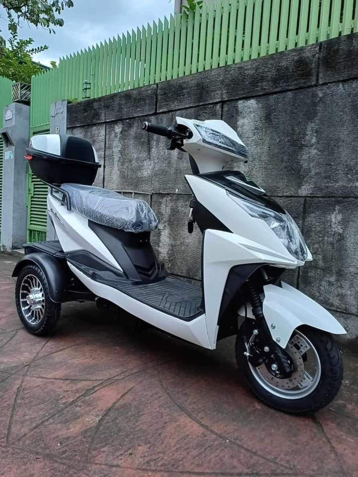 Aura 3 wheels scooter (Category: Bicycles) located in Manila. Submitted by saguittarian06 (Listing ID 1282656080, Image 2). Description: 33k BESTSELLER!! ANG GANDAAA! PERFECT SA MGA HIRAP MAG BALANCE SA 2WHEELS EBIKE FREE HELMET TOP BOX SIDE MIRROR 3 speed parking function dual suspension tire mags, tubeless tire size 10 differential motor hub reverse test drive - speed 1 28kph speed 2 36kph Speed 3 46kph top speed 48kph top range 30-40 kilometer