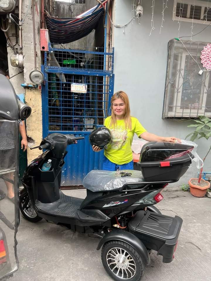 Aura 3 wheels scooter (Category: Bicycles) located in Manila. Submitted by saguittarian06 (Listing ID 1282656080, Image 3). Description: 33k BESTSELLER!! ANG GANDAAA! PERFECT SA MGA HIRAP MAG BALANCE SA 2WHEELS EBIKE FREE HELMET TOP BOX SIDE MIRROR 3 speed parking function dual suspension tire mags, tubeless tire size 10 differential motor hub reverse test drive - speed 1 28kph speed 2 36kph Speed 3 46kph top speed 48kph top range 30-40 kilometer