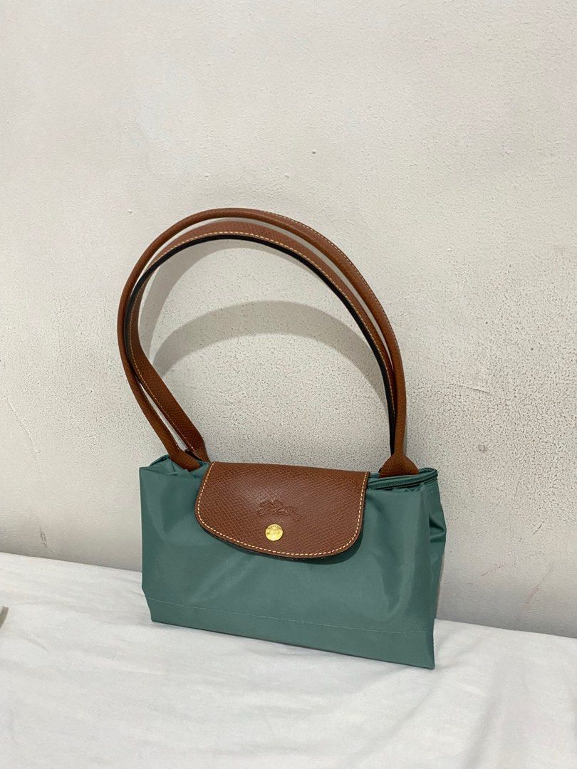 Authentic Longchamp long handle large tote long (Category: Luxury Bags & Wallets) located in Pasig City. Submitted by wintermelonn (Listing ID 1282756623, Image 2). Description: .