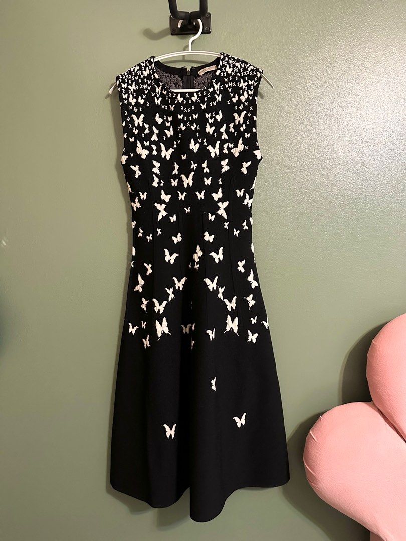 BN BOTTEGA DRESS (Category: Luxury Apparel) located in Tagaytay City. Submitted by prelovedluxeries (Listing ID 1282740639, Image 1). Description: Never been worn but tried on No tag Size 40 RFS: A bit too tight for me, knitted, heavy material, nit stretchable Last photo for reference only.