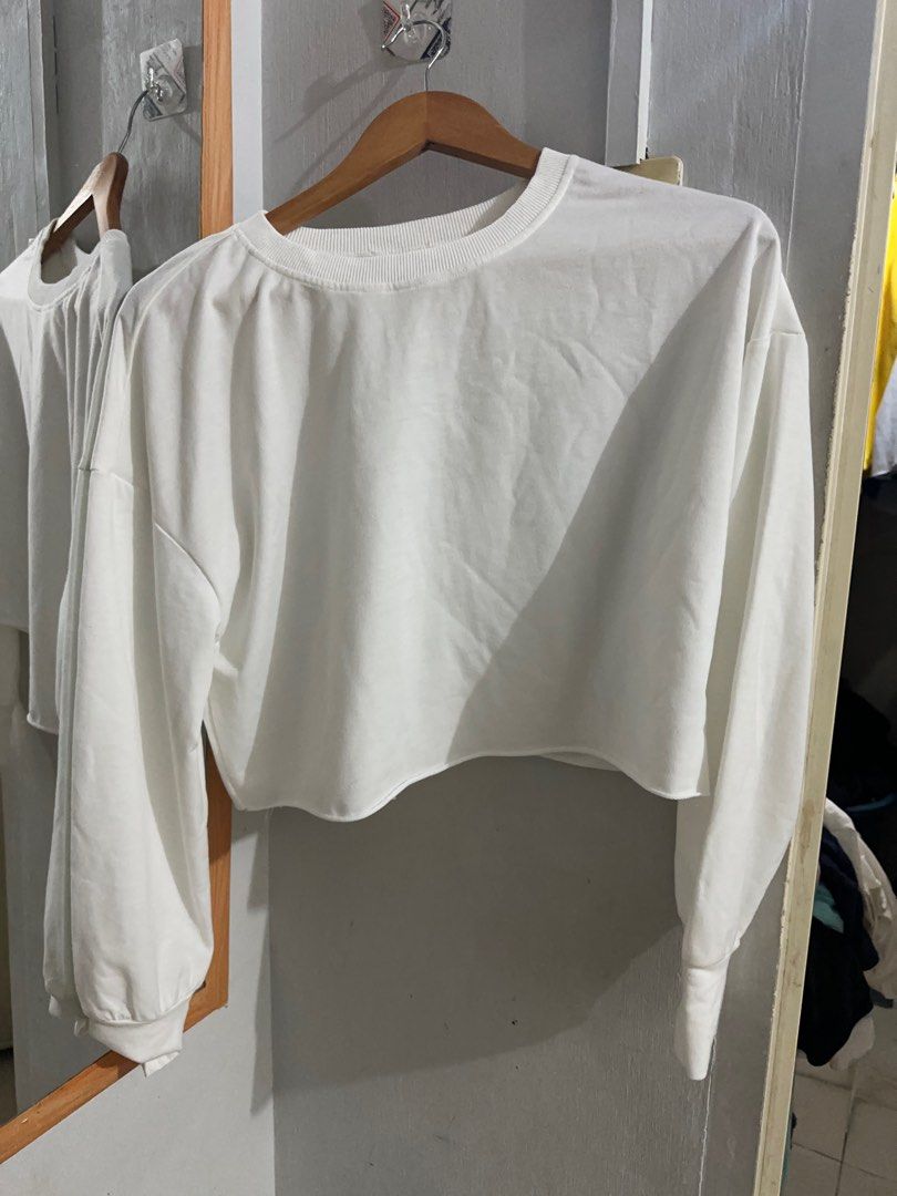 Cropped longsleeves (Category: Longsleeves) located in Manila. Submitted by bashabelindaeugenio (Listing ID 1282791223, Image 1). Description: .