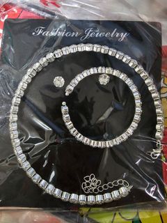 Fashion jewelry set brand new, never been used