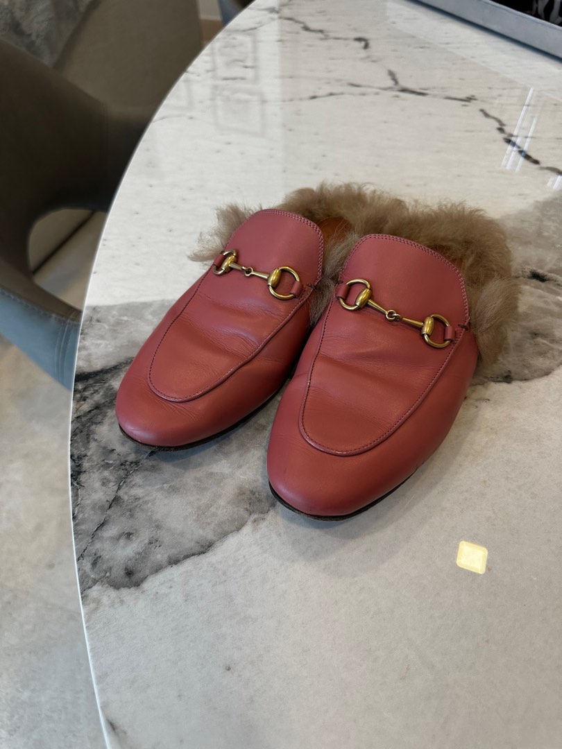 Red gucci 2025 fur loafers