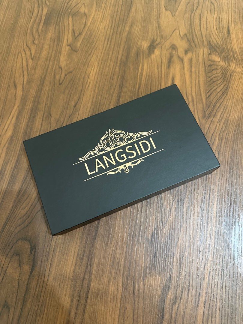 Leather iPhone 15 case (Category: Cases & Sleeves) located in Quezon City. Submitted by sohee_nim (Listing ID 1282686990, Image 2). Description: Hello Sweeties🌸 Selling this Langsidi iPhone 15 case Brand new, sealed Color: red leather Magsafe (madikit kahit ang battery pack) Totoong leather kasi i have the brown one for my current phone magpapalit lang sana ng color With free screen protector kit Rs: didn't realize i bought the wrong model casin