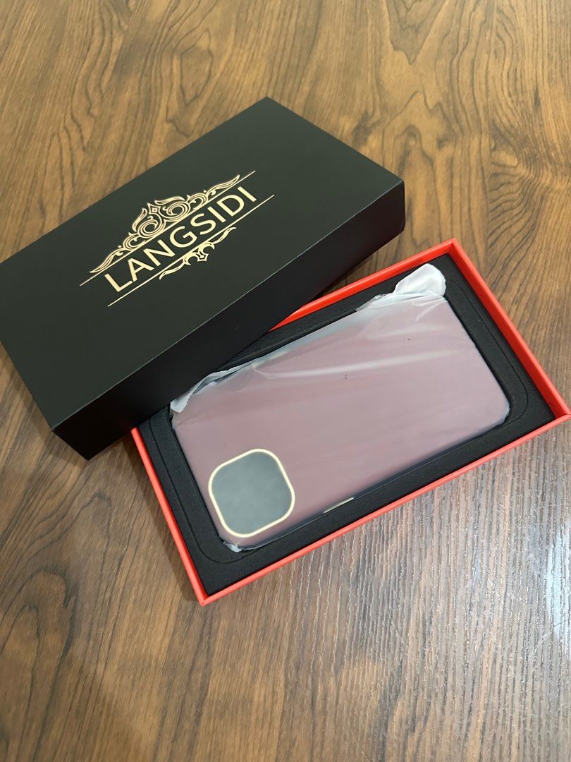 Leather iPhone 15 case (Category: Cases & Sleeves) located in Quezon City. Submitted by sohee_nim (Listing ID 1282686990, Image 3). Description: Hello Sweeties🌸 Selling this Langsidi iPhone 15 case Brand new, sealed Color: red leather Magsafe (madikit kahit ang battery pack) Totoong leather kasi i have the brown one for my current phone magpapalit lang sana ng color With free screen protector kit Rs: didn't realize i bought the wrong model casin