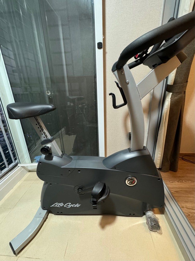 Life fitness c1 hotsell upright lifecycle exercise bike