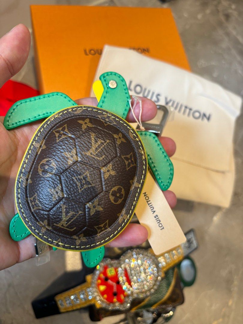 LV Turtle Pouch Bag Charm (M01471) Louis Vuitton FW2024, 名牌, 飾物及配件-  Carousell
