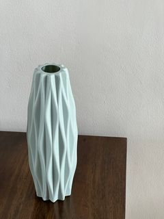 minimalist flower vase