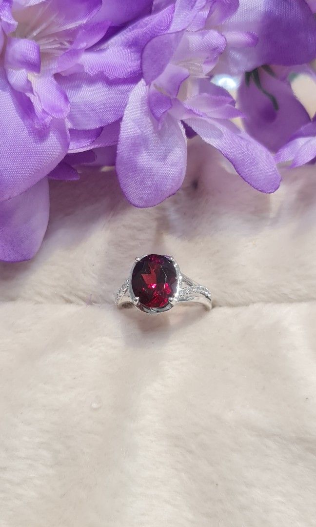 Natural Garnet gem ring in 18k white gold with diamonds