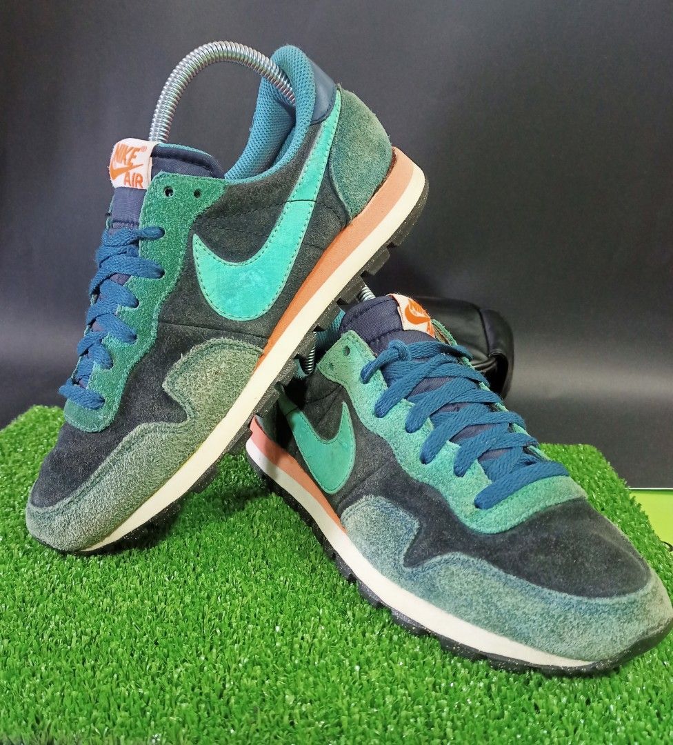 Nike internationalist online vs pegasus 83