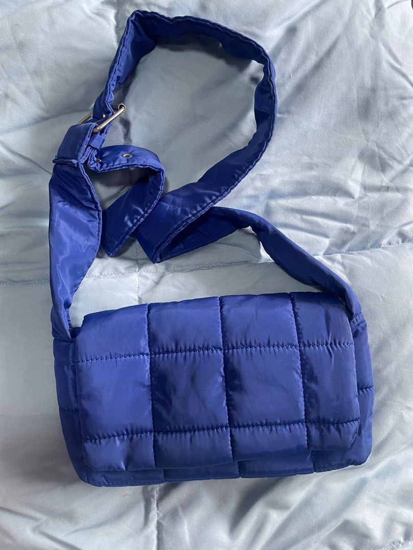 puffer bag (Category: Cross-body Bags) located in Caloocan City. Submitted by chraefm (Listing ID 1282647150, Image 1). Description: .