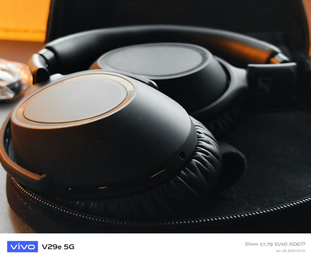 Sennheiser pxc 550 ii hotsell vs sennheiser momentum 3