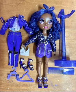 Rainbow High Winter Break Skyler Bradshaw – Blue Fashion Doll and Playset  with 2 Designer Outfits, Snowboard Accessories
