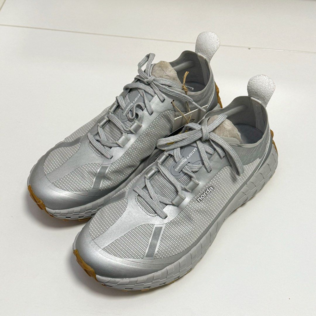 現貨·Satisfy® norda™ 001 Silver, 男裝, 鞋, 波鞋- Carousell