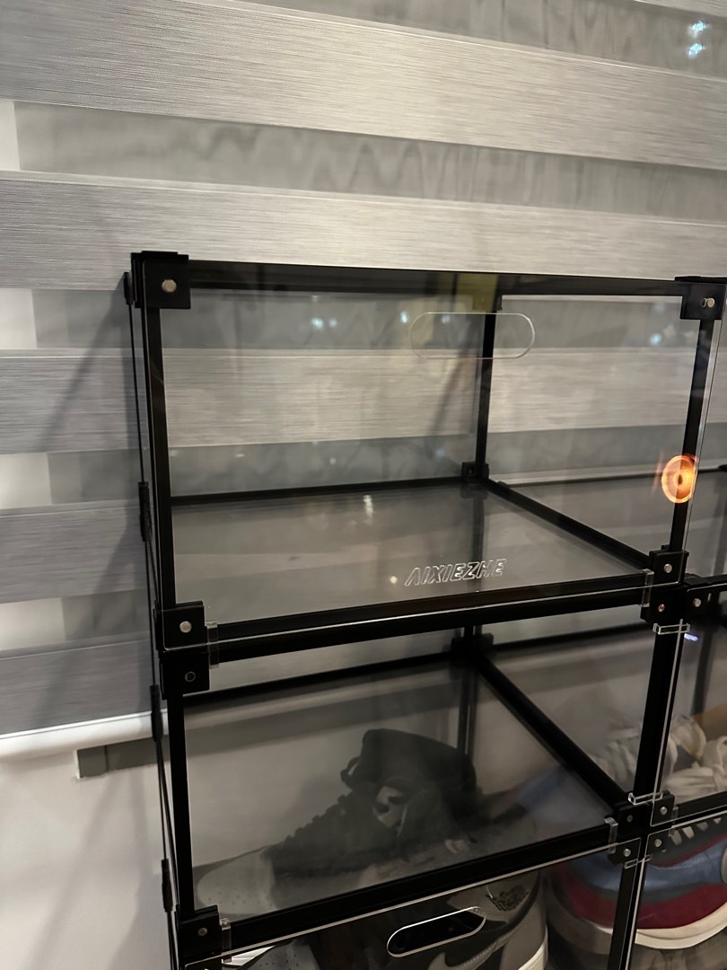 Glass sneaker 2025 display