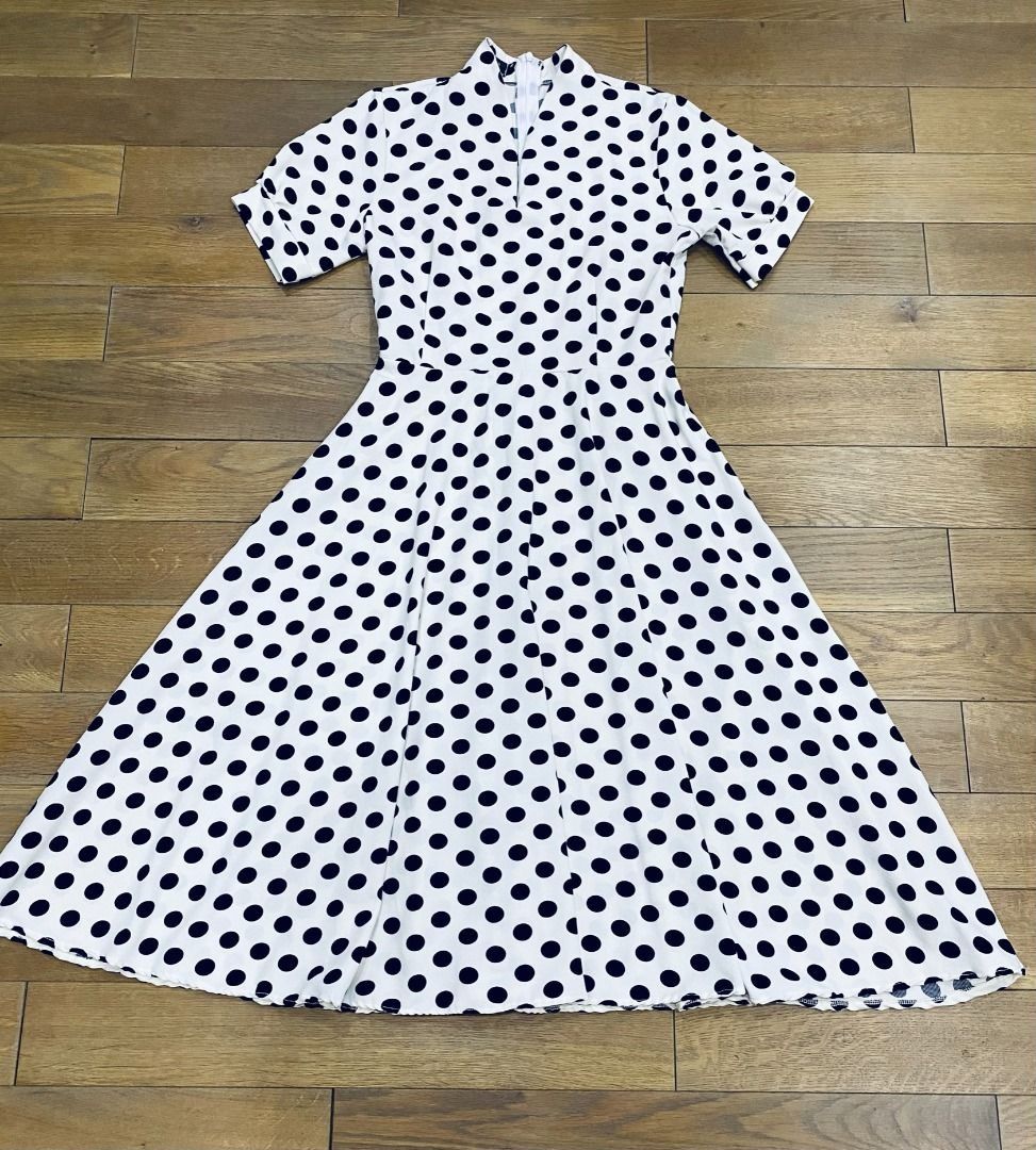 White dress with black polka dots outlet