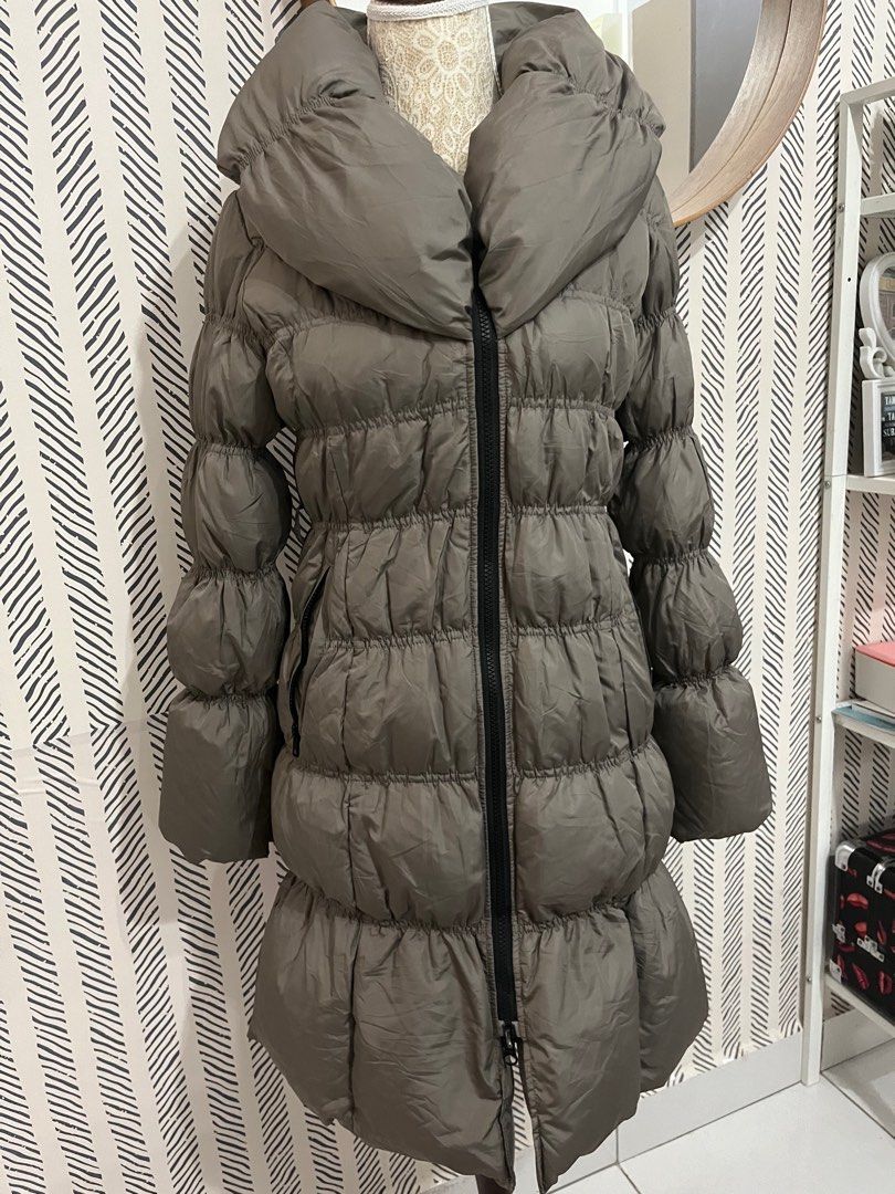 Winter coat (Category: Coats, Jackets and Outerwear) located in Sepang. Submitted by lovepinkshop.stone (Listing ID 1282711052, Image 2). Description: No defect.