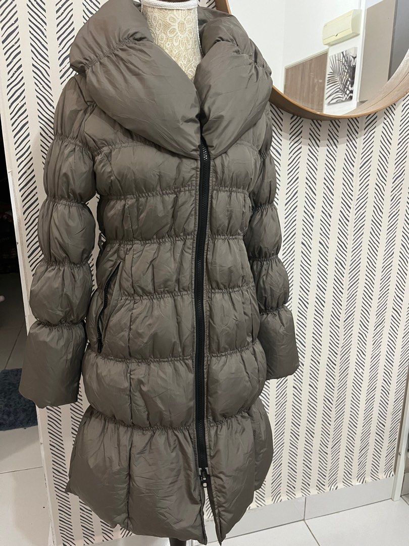 Winter coat (Category: Coats, Jackets and Outerwear) located in Sepang. Submitted by lovepinkshop.stone (Listing ID 1282711052, Image 1). Description: No defect.