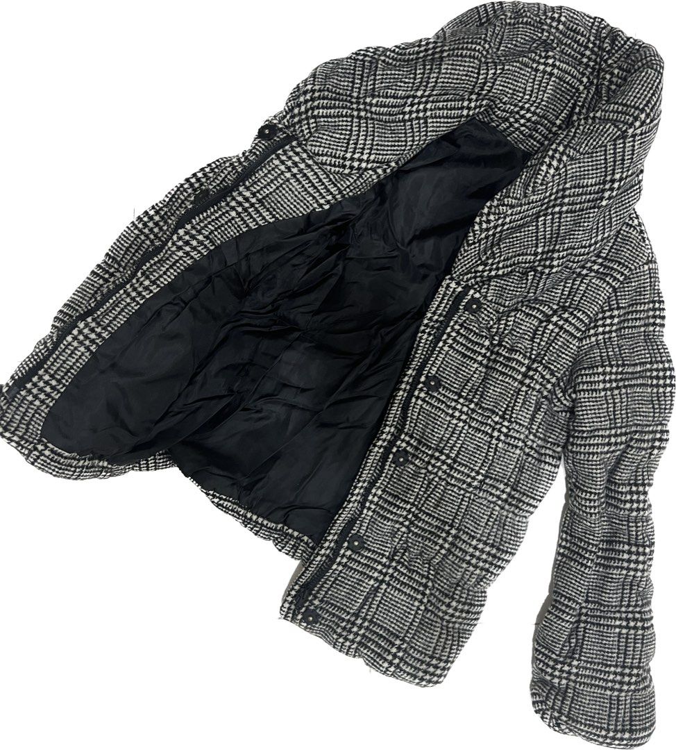 Winter Jacket (Category: Coats, Jackets and Outerwear) located in Cyberjaya. Submitted by farhahtoha (Listing ID 1282701311, Image 2). Description: Bought ‘used’ from a shop. Worn on 2-3 days of travel in 2020. Can fit in anymore, gained weight. Suitable for size S in winter around 0 degree😄.