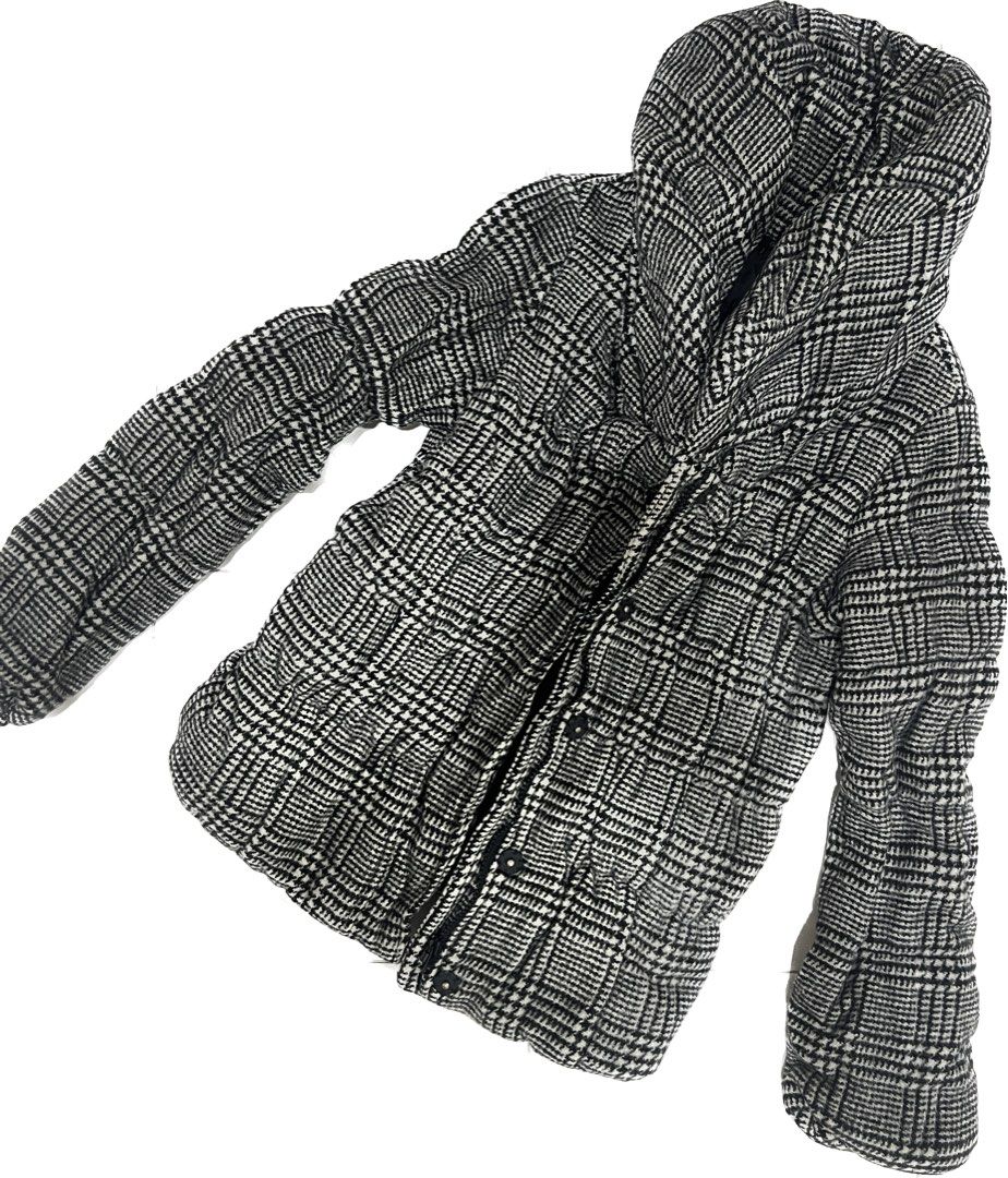 Winter Jacket (Category: Coats, Jackets and Outerwear) located in Cyberjaya. Submitted by farhahtoha (Listing ID 1282701311, Image 1). Description: Bought ‘used’ from a shop. Worn on 2-3 days of travel in 2020. Can fit in anymore, gained weight. Suitable for size S in winter around 0 degree😄.