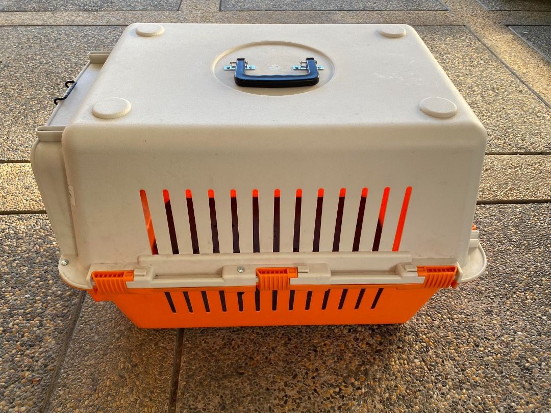 Brand new dog crate w/ free water dispenser, Pet Supplies, Homes ... - Dog Crate Water Proof Drainage