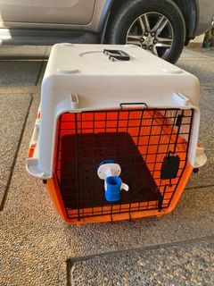Dog crate w/ free water dispenser