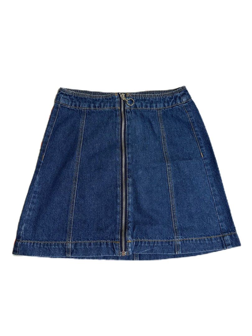 Branded skirts bundle (Category: Skirts) located in Pasay City. Submitted by declutterwithkae (Listing ID 1276228879, Image 3). Description: - Best fit: 24-25 inches waistline - Brands: Zara, Mango, H&M - RFS: Decluttering - Freebie: Bangkok skirt - Feel free to haggle and DM me for more photos .