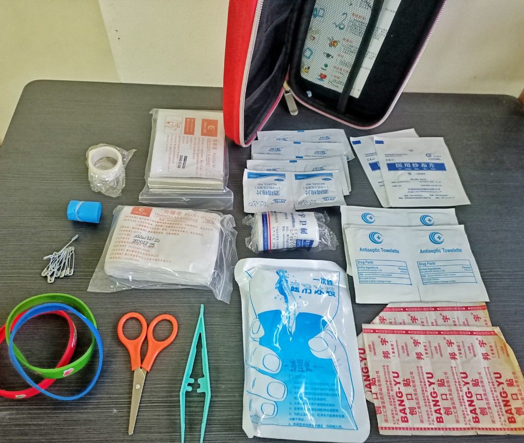 Emergency kit (Category: Medical Supplies & Tools) located in Mandaluyong City. Submitted by trowa03 (Listing ID 1276336021, Image 1). Description: Emergency kit 150 only Mandaluyong area Meet up/ j&t.