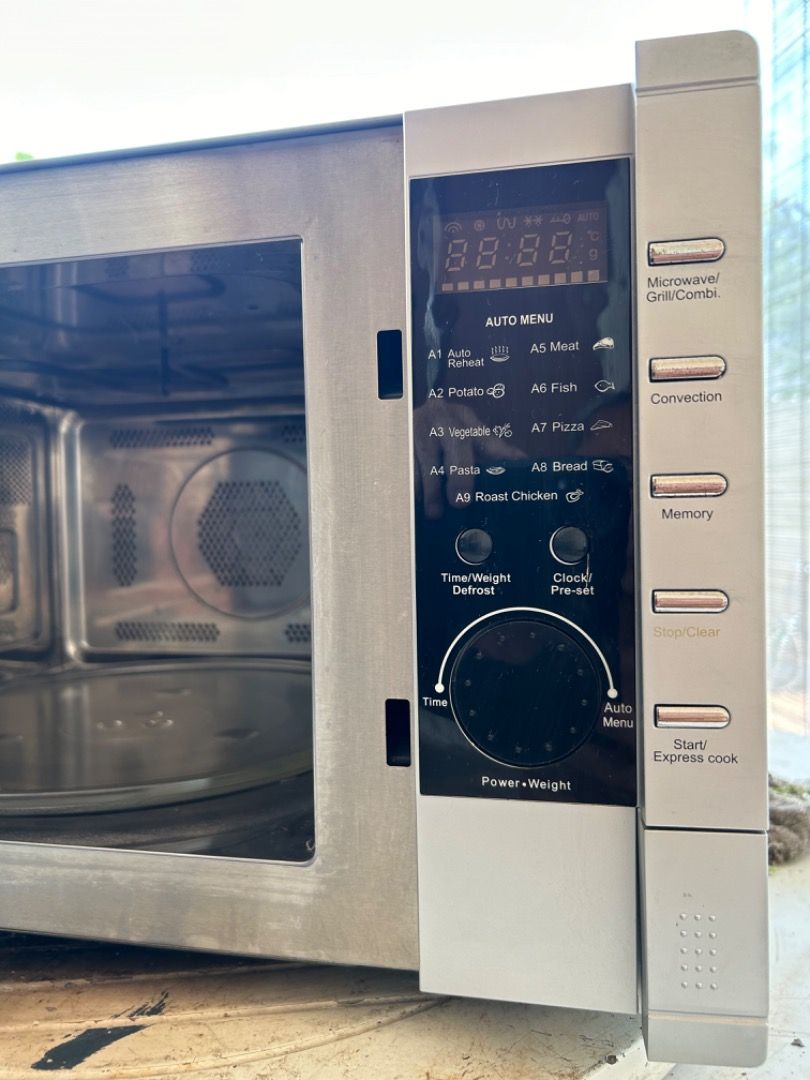 Excellent condition Quality Sanyo 28L, EMC6786V Convection +Grill