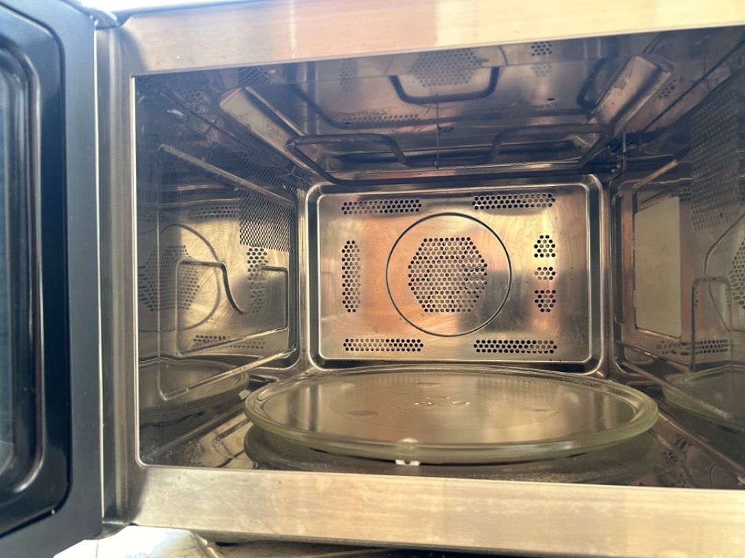 Excellent condition Quality Sanyo 28L, EMC6786V Convection +Grill