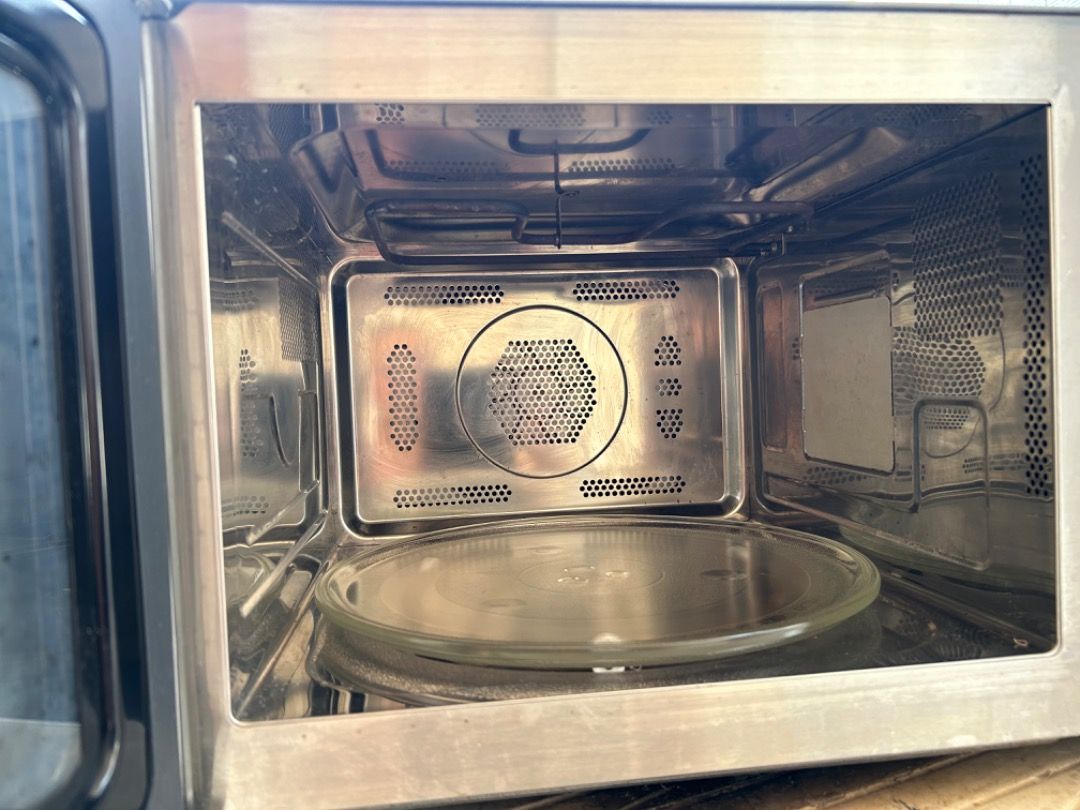 Excellent condition Quality Sanyo 28L, EMC6786V Convection +Grill