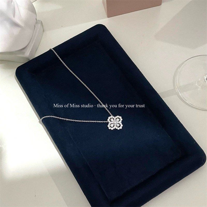 Harry winston outlet loop necklace