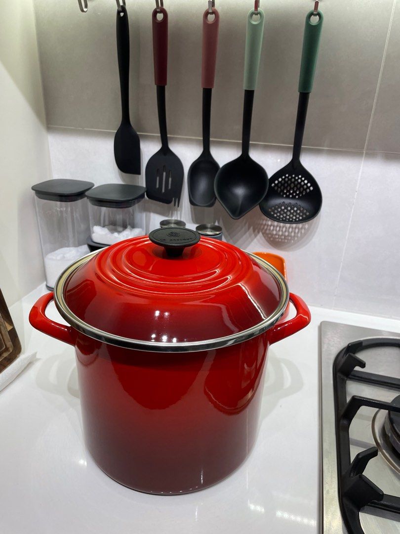 https://media.karousell.com/media/photos/products/2024/1/3/le_creuset_enamel_on_steel_sto_1704288268_79ae419d_progressive.jpg