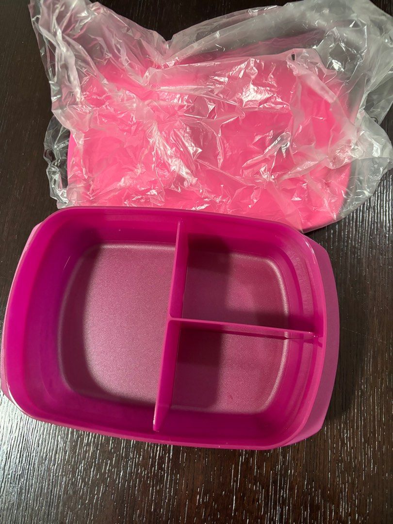 Lunch box (Category: Everything Else) located in Singapore. Submitted by lyjy23 (Listing ID 1276464521, Image 2). Description: Tupperware brand 1 little .