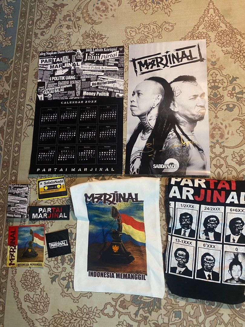 MARJINAL BUNDLE (Category: Other Merchandise) located in Skudai. Submitted by krukkk (Listing ID 1276235944, Image 1). Description: kaset cd poster calender patches sticker tote bag baju size S rm150 termasuk pos semua new item kecuali baju dah pakai.