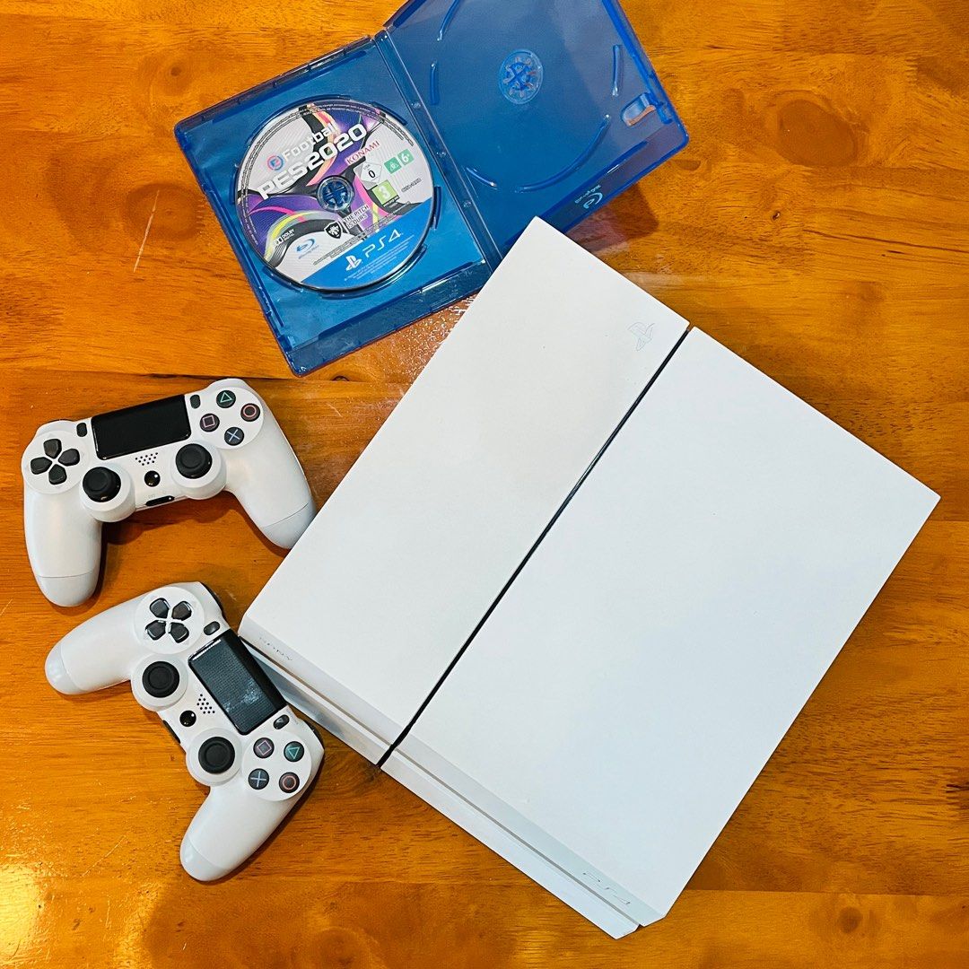 Ps4 white 2 controllers store