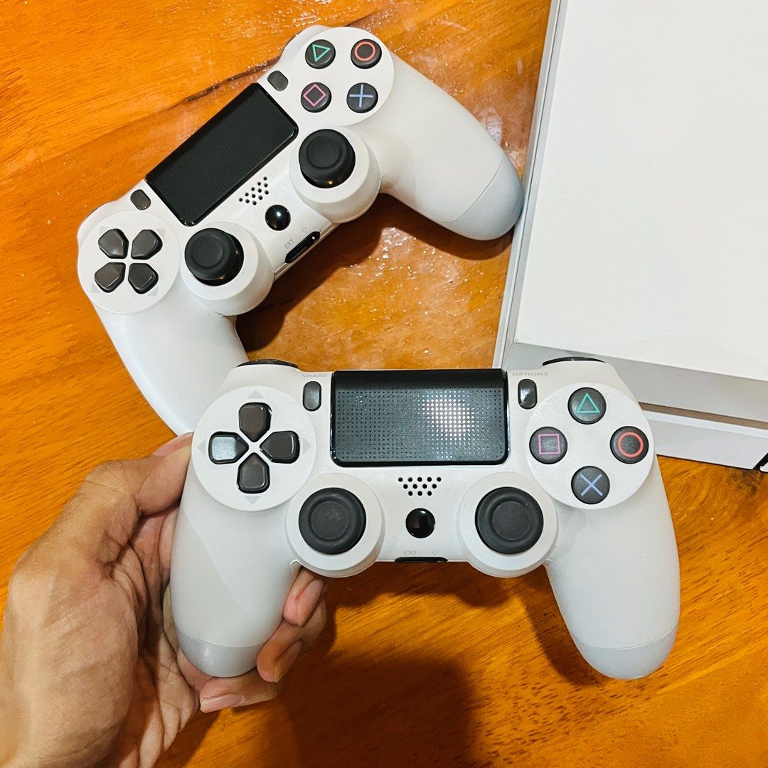 Ps4 white outlet 2 controllers