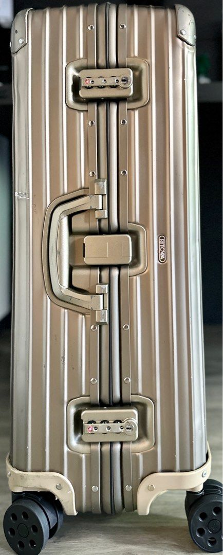 Rimowa topas titanium new arrivals 70