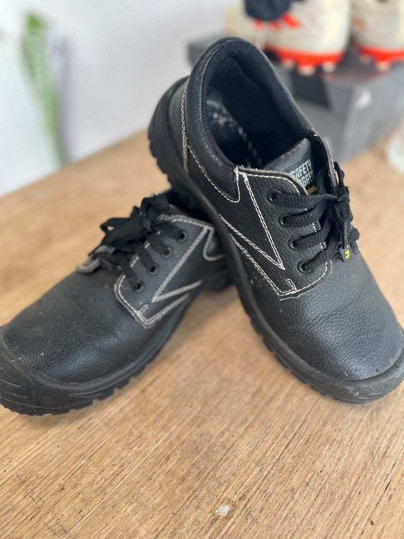 Safety shoes Mr Diy, Men's Fashion, Footwear, Boots on Carousell