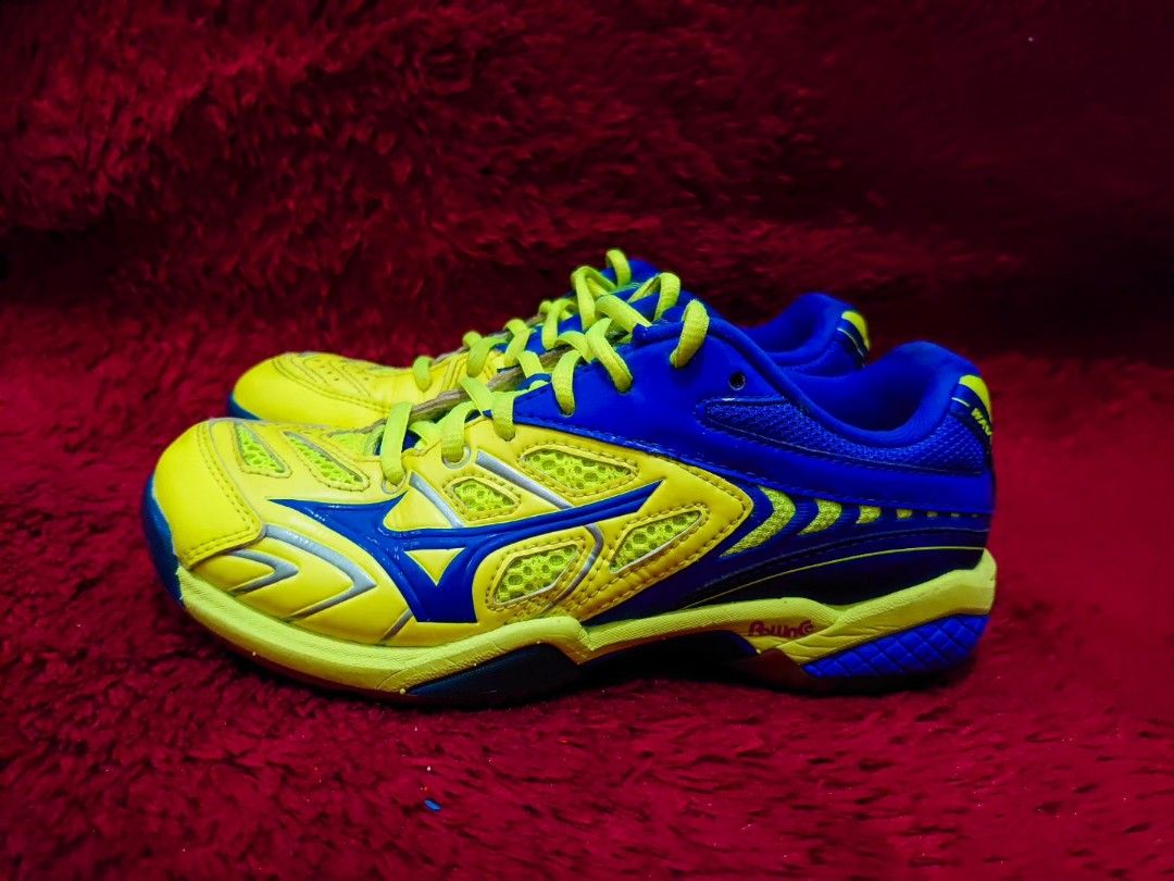 Sepatu badminton mizuno deals