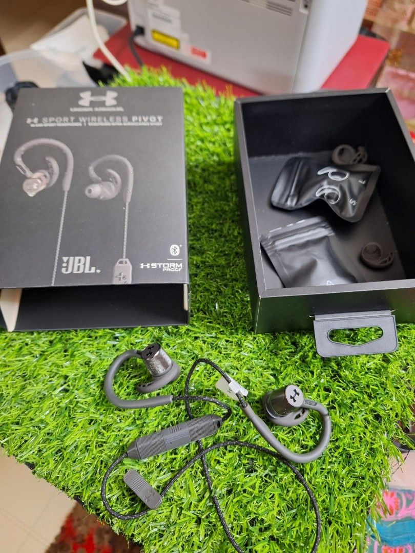 Under armour hotsell wireless pivot