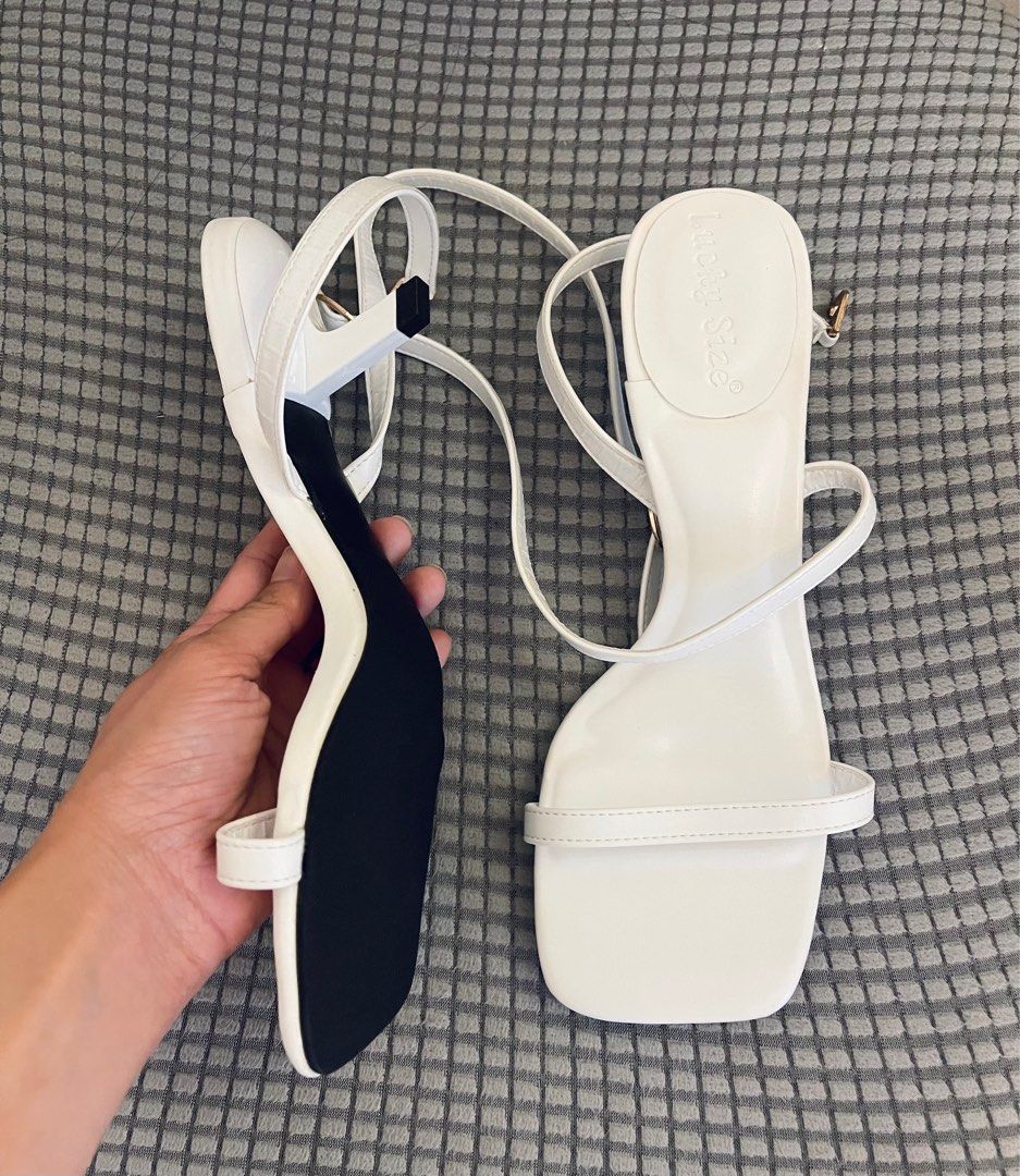 WHITE SANDALS SIZE 5 6 Women s Fashion Footwear Sandals on