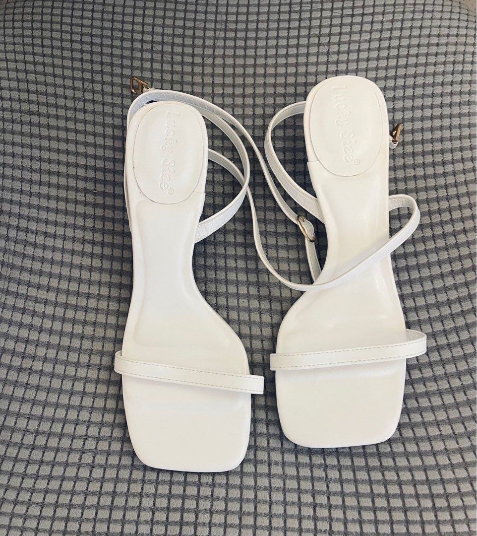 WHITE SANDALS SIZE 5 6 Women s Fashion Footwear Sandals on