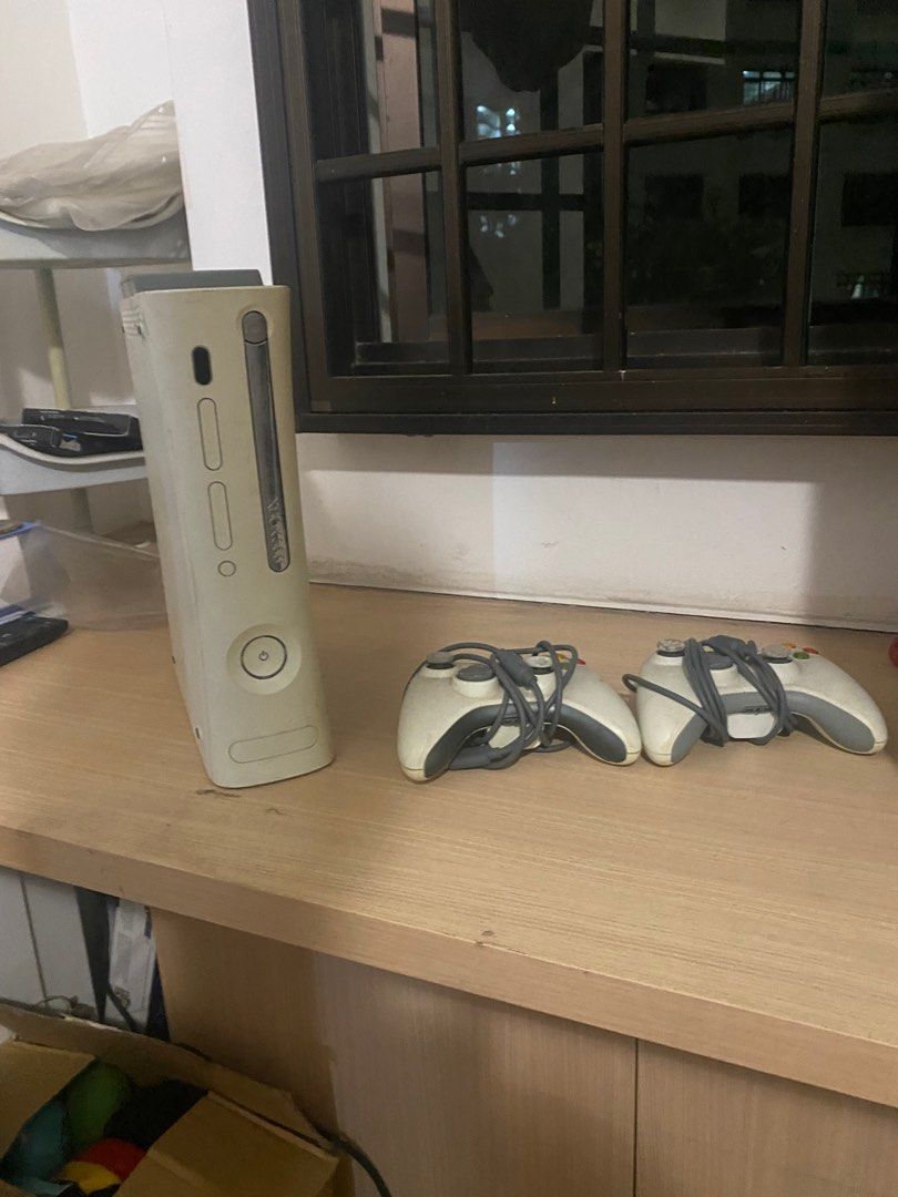 Xbox 360 2 Controllers no cables URGENT Video Gaming Video