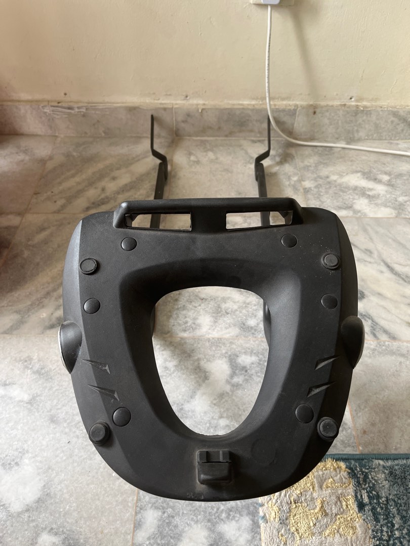 Yamaha LC135 GIVI rack with base plate, Auto Accessories on Carousell