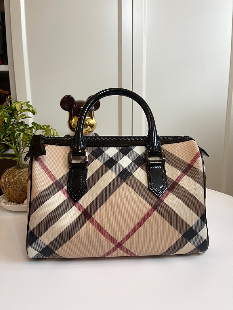 Burberry boston bag store