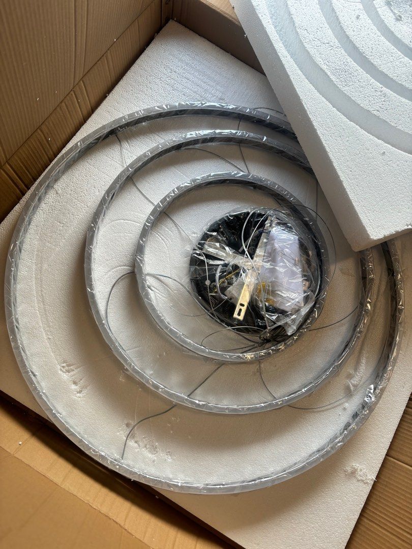 Ceiling light (Category: Lighting) located in Singapore. Submitted by ericlinyi (Listing ID 1282908187, Image 3). Description: brand new, 3 colors, remote control.