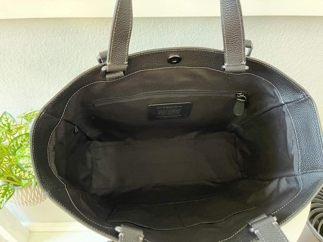 COACH HUDSON TOTE (Category: Luxury Bags & Wallets) located in Quezon City. Submitted by UrsCollectionpH (Listing ID 1282969117, Image 3). Description: COACH HUDSON TOTE IN SIGNATURE ✅ 13 3/4" (L) x 12 1/2" (H) x 5 1/4" (W) ✅️ with carecard dustbag paperbag ✅️ actual photo posted ✅️ if doubt, dont buy ✅️ no return no exchange policy ✅️ photo will be send before shipping Thank you.