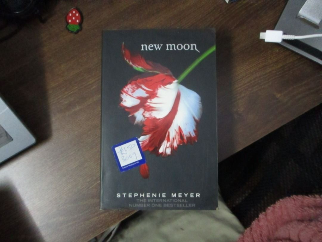 Complete Twilight Series (Category: Storybooks) located in Manila. Submitted by squeedler (Listing ID 1283091953, Image 3). Description: Twilight New Moon Eclipse Breaking Dawn The Short Second Life of Bree Tanner selling as set only!! .
